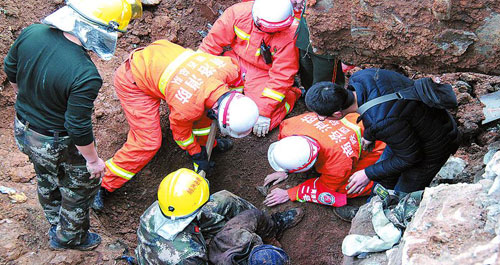農(nóng)民工被埋 消防官兵火速營救