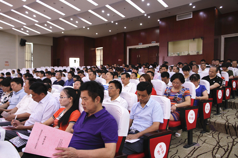與會代表認真聆聽教授授課.jpg