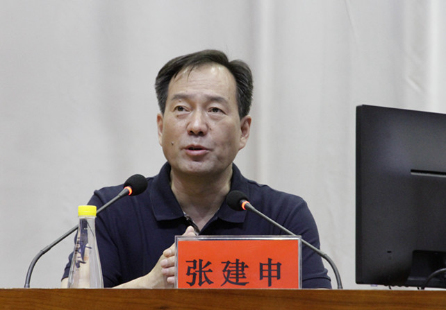 張建申副秘書長為與會人員授課.jpg