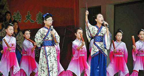 “中國夢·愛國情·成才志”中華經(jīng)典誦讀大賽首場社川河專場在鳳鎮(zhèn)中學“鳳凰戲樓”舉行