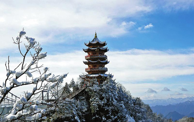 塔云山雪景